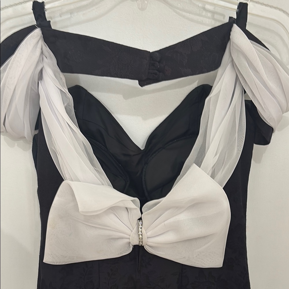 Elegant Black and White Women's Dress - Picture 3 of 13